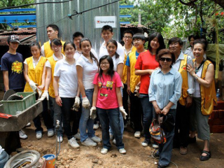 2011-06-house-construction-youth-volunteers