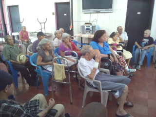 2015-12-volunteer-visiting-in-senior-center-4