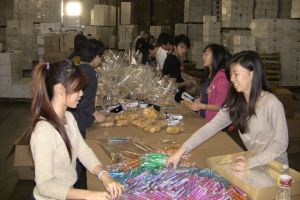 2012-12-15-christmas-toy-distribution-preparation