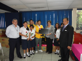 2015-05-08-simplyhelp-donations-in-el-salvador