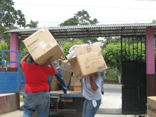 484225_10152120215286992_152101099_n