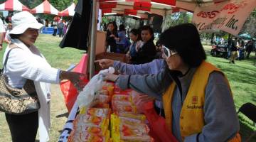 2013-4-27 Cambodia New Year Distribution